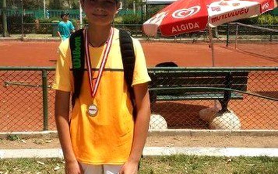 Zonguldak Tenis Deniz Spor Kulübü Oyuncusu Umur Orhan İzmir'de Birinci Oldu