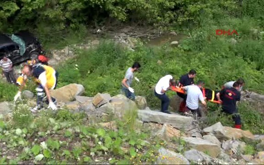 Zonguldak Otomobil Şarampole Yuvarlandı: 4 Yaralı