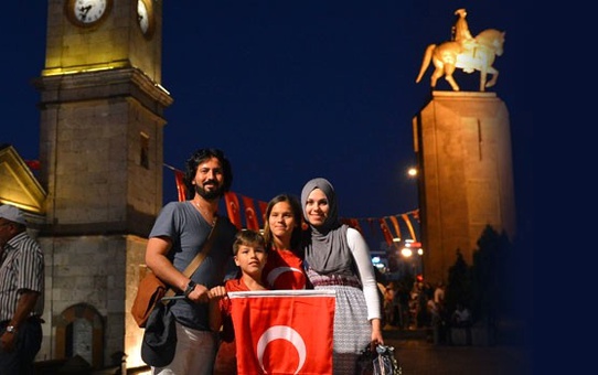 Türkiye Tatilini Meydanlarda Geçiriyor