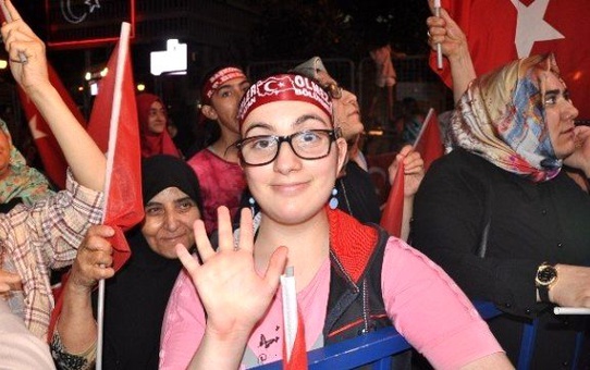 Engelli Vatandaşlar ve Kucaklarında Bebekleriyle Anneler Demokrasi Nöbeti Tutuyorlar -...