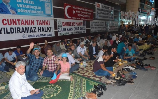 Tatvan'da Demokrasi Nöbeti Devam Ediyor
