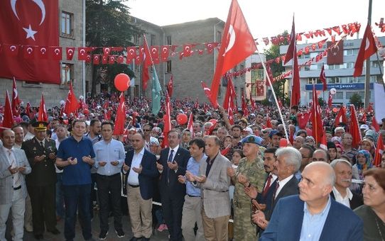 Isparta'da Demokrasi ve Şehitler Mitingi
