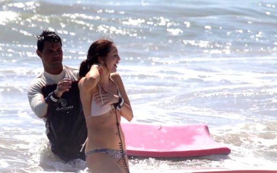 Taylor Lautner, Gizemli Kadının Bikinisini Bağladı