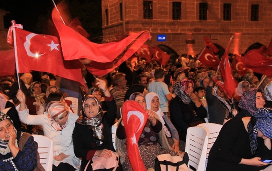 İncesu Belediyesi Demokrasi Nöbetinin 27. Gününde Vatandaşlara Döner ve Ayran İkram Etti