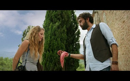 Çok Uzak Fazla Yakın - Teaser 1