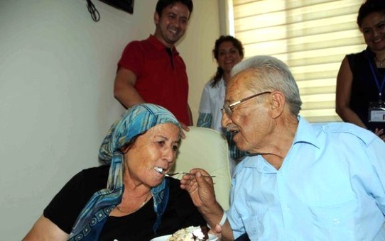 Evlilik Yıl Dönümlerini Hastanede Kutladılar