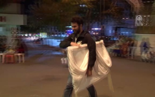 Çarşafta Cep Telefonu Işığıyla Gölge Oyunu