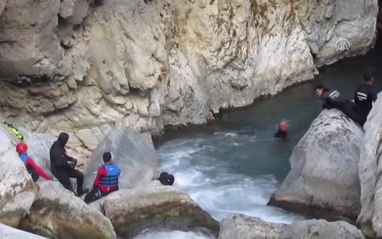 Şelaleye Düşen Çocuğunu Kurtarmak İsteyen Babanın Kaybolması