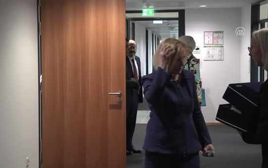 Yekta Saraç - Johanna Wanka Görüşmesi - Berlin
