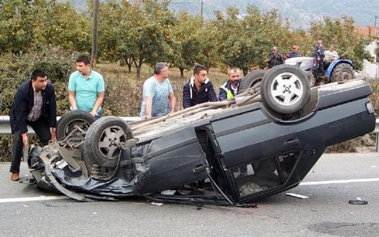 Yol Kenarında Duran Otomobile Çarpıp Takla Attı: 4 Yaralı
