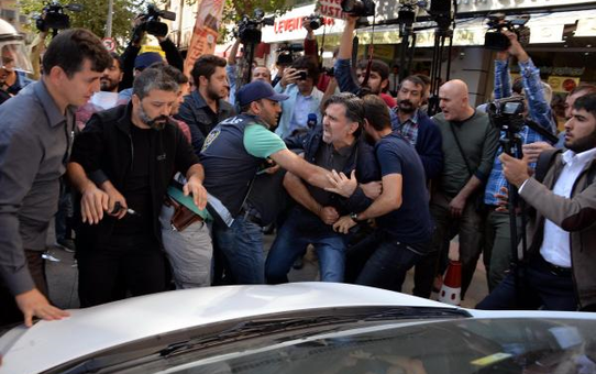 Diyarbakır'da Gözaltı Protestosuna Polis Müdahalesi