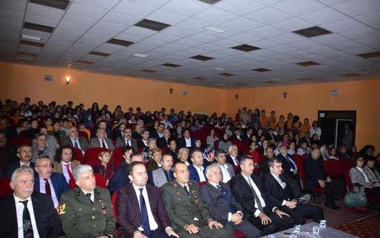 Öğrencilerden Muhteşem Anma Töreni