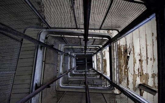 Mersin'de Apartman Boşluğuna Düşen Kişi Hayatını Kaybetti