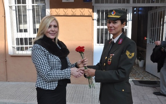 Jandarma Öğretmenlere Çiçek Verip Öğretmenler Gününü Kutladı