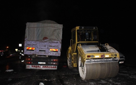 Kapalı Yola Giren Kamyon İş Makinelerine Çarpıp Alev Aldı