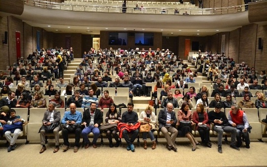 İnsan Sevgi ile Yaşar' Tiyatrosunun Gösterimi Yapıldı