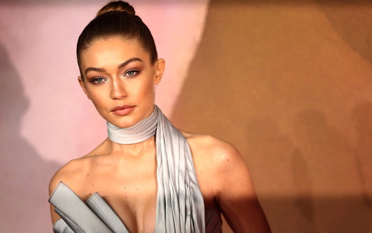 Gigi Hadid, Reklam Kampanyası İçin Soyundu
