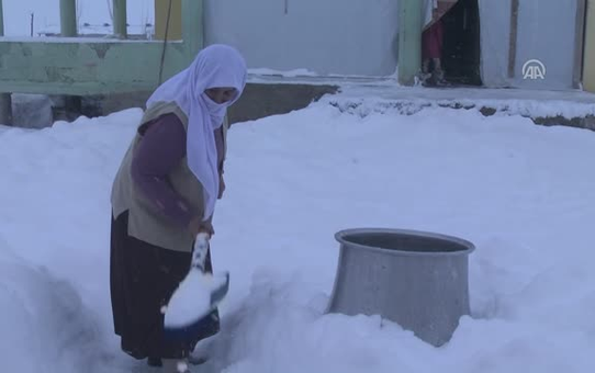 Köylüler, Su Sıkıntısını Kar Eriterek Gideriyor