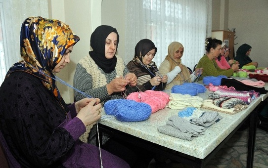 Halepli Çocuklar Üşümesin Diye Örgü Örüyorlar