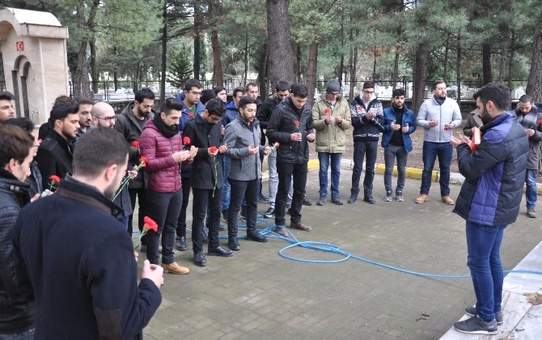 Üniversiteliler Hem Şehitliği Temizledi, Hem Dua Etti