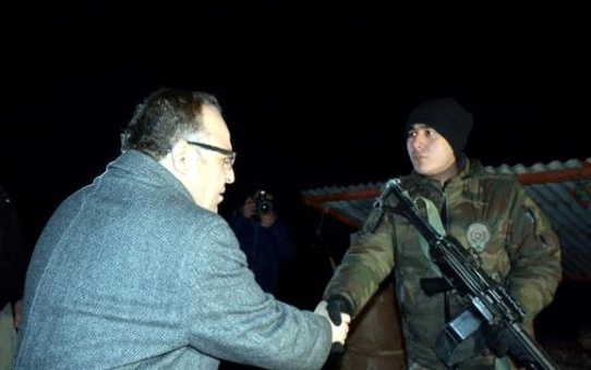 Siirt Valisi Tutulmaz, Yılbaşı Gecesi Mevzideki Asker ve Polisleri Ziyaret Etti