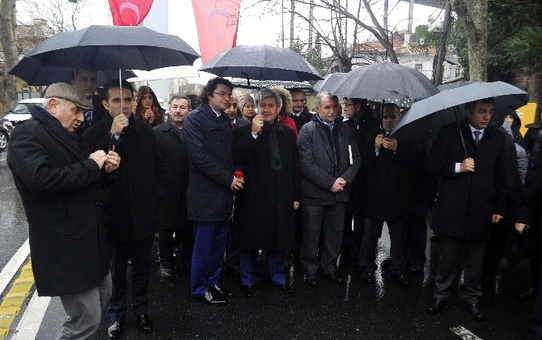 Konsoloslar Reina'nın Önünde Hayatını Kaybedenleri Andı