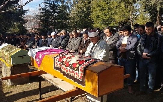 Evlerinde Ölü Bulunan Çift Toprağa Verildi
