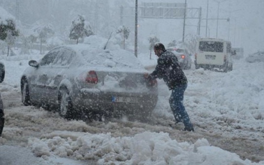 Hamur'da Kar ve Tipi Ulaşımı Aksattı