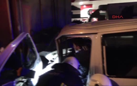 Bursa Alkollü Sürücü, Tır'a Çarptığı Kamyonetinden Güçlükle Çıkarıldı