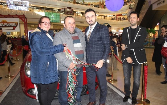 Eşine Hediye Almak İçin AVM'ye Gitti, Lüks Araba Kazandı
