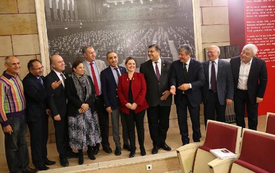 CHP İzmir Milletvekillerinin İzmir Marşı Korosu