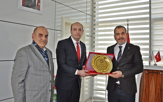 Engellilerden Başkan Alan'a Plaket