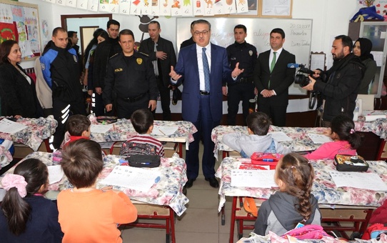 Şırnak Emniyeti, Öğrencilere Top ve Satranç Takımı Dağıttı