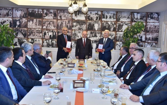 Vali Çakacak, Emekliye Ayrılan Vali Yardımcıları Onuruna Yemek Verdi