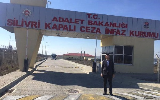 CHP'li Adıgüzel'den, Cumhurbaşkanı'na Hakaretten Tutuklanan Gence Ziyaret