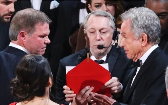 Oscar 2017: La La Land / Moonlight Karmaşasının Nedeni Ne?