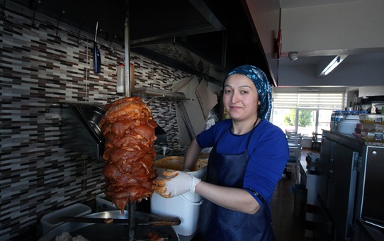 Döner Tezgahının Başında Kadın Usta