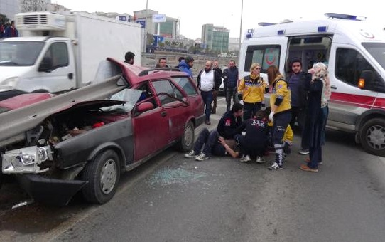 Otomobil Bariyerlere Çarptı: 2 Yaralı