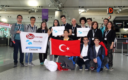 Liseli Öğrenciler Kendi Yaptıkları Robot Ile ABD'de Yarışacak