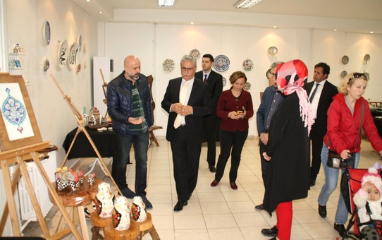 Kaymakam Madenoğlu, Kaşi Seramik'in Çini Sergisini Gezdi