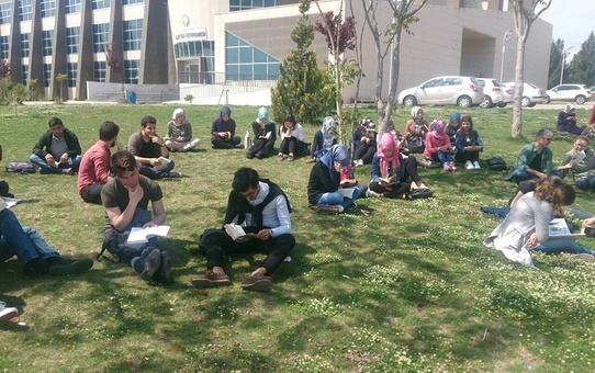 Hrü Öğrencilerinden Kitap Okuma Etkinliği