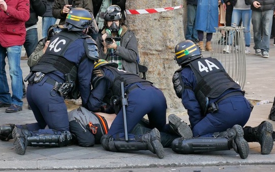 Paris'te Liseliler Cumhurbaşkanı Seçimini Protesto Etti