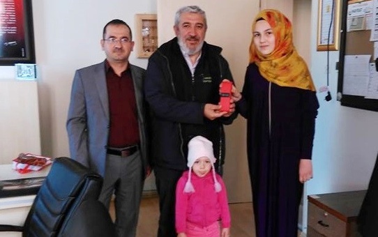 Milletvekili Nazlı'dan '30 Kuş' Şiirini Seslendiren Öğrenciye Hediye