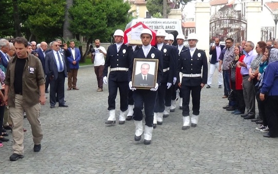 Emekli Vali Metin, Eşi ve Kızı Devlet Töreniyle Son Yolculuğuna Uğurlandı