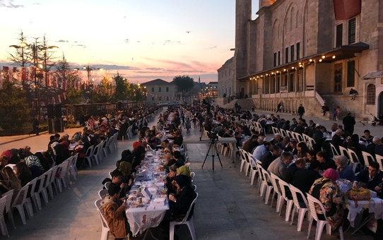 Binler Fatih Camii Avlusunda Iftar Yaptı