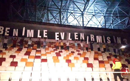 Sevdiği Kıza Statta Evlenme Teklif Etti