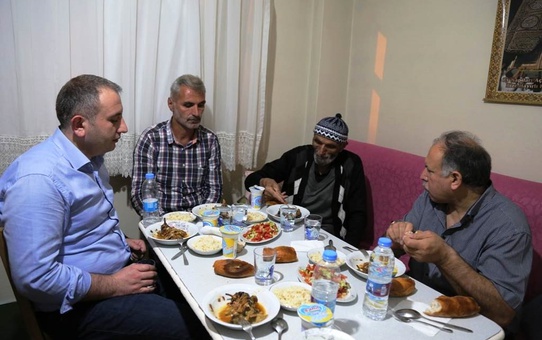 Vali Doğanay, İftarda Vatandaşın Evine Konuk Oldu
