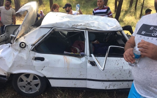 Otomobilde Sıkışan Sürücüyü Kurtarmak İçin Vatandaş Seferber Oldu