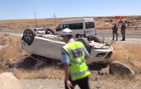 Şanlıurfa Sollarken Tır'a Çarpan Otomobil Devrildi: 4 Yaralı