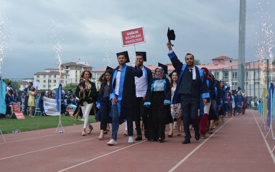 Düzce Üniversitesi'nde Mezuniyet Coşkusu Yaşandı